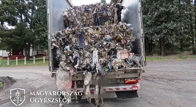 Vádat emeltek a férfi ellen, aki 71 tonna hulladékot hozott az országba
