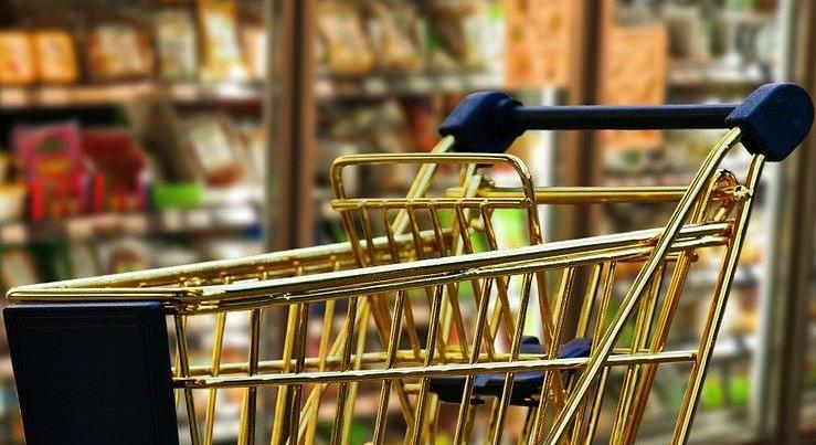 Szigorú szabályt szegett meg egy nő a szupermarketben: a többi vásárló felháborodott a történtek láttán