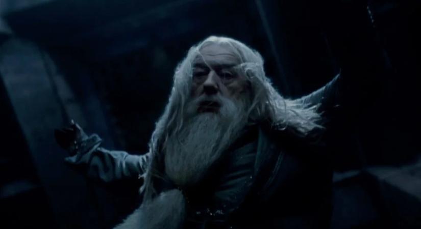 Michael Gambon annyira cool arc volt, hogy simán elszunyókált a Harry Potter-filmek egyik legérzelmesebb jelenetének felvételén