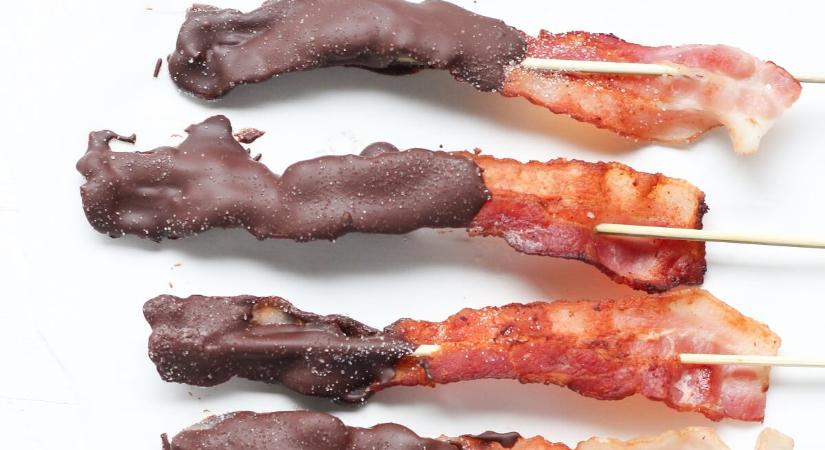 Csokiba mártott sült baconszeletek
