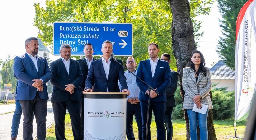 Új mérföldkő a Felvidéken – Kétnyelvű irányjelző táblát helyeztek ki Ekecsen