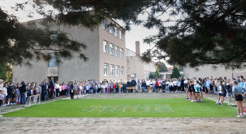 Szülői összefogással készült műfüves pálya a körmendi Olcsai iskolában - fotók
