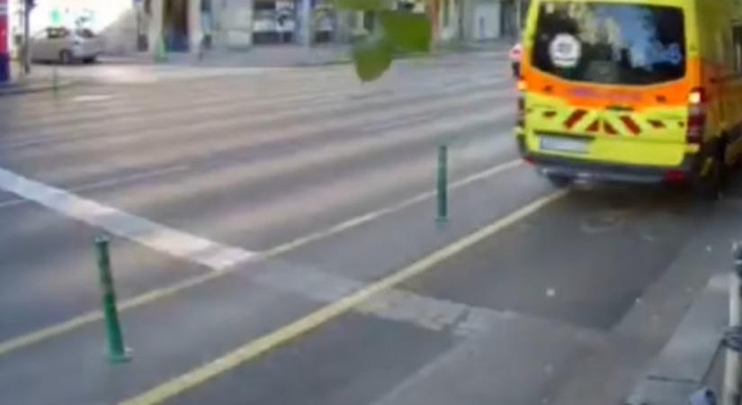 Karácsony közétett egy felvételt, amin simán elfér egy mentőautó az oszlopokkal védett Üllői úti biciklisávon