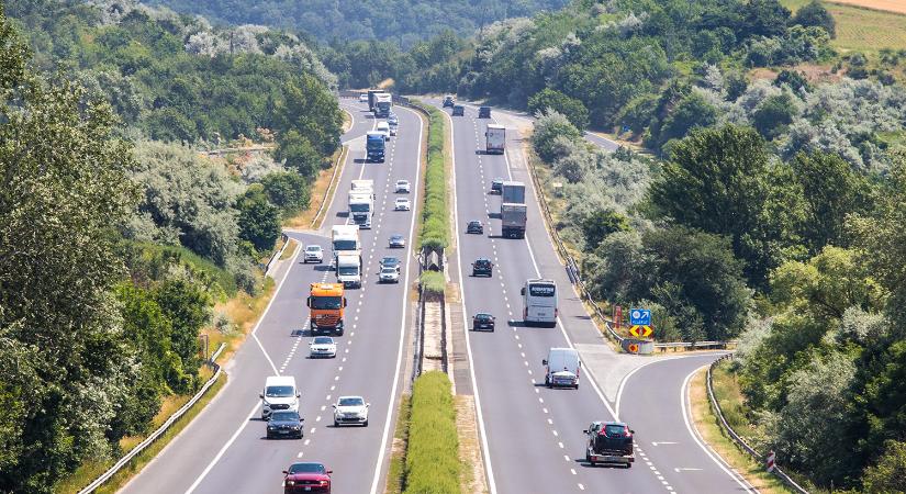 Hivatalosak a 2024-es hazai sztrádadíjak, óriási emelés jön