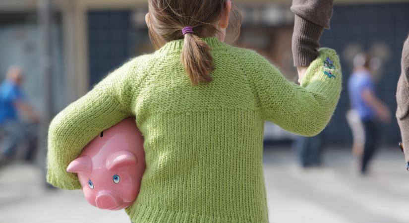 Ezt kevés szülő csinálja jól a zsebpénz kapcsán: komoly károkat szenvedhet tőle a gyerek