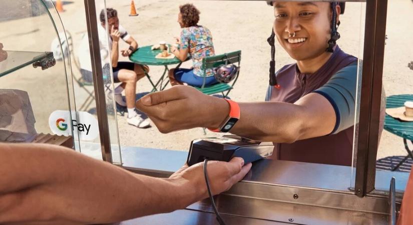 Google Térkép és Pay, visszatérő gomb a Fitbit Charge 6-ban