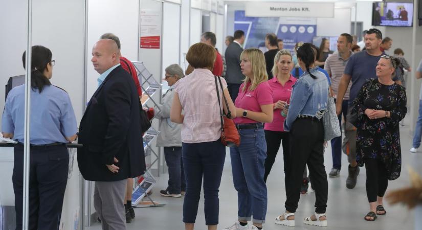 Több mint 400 ajánlattal várják a munkavállalókat a Sóstói Stadionban (galéria, videó)