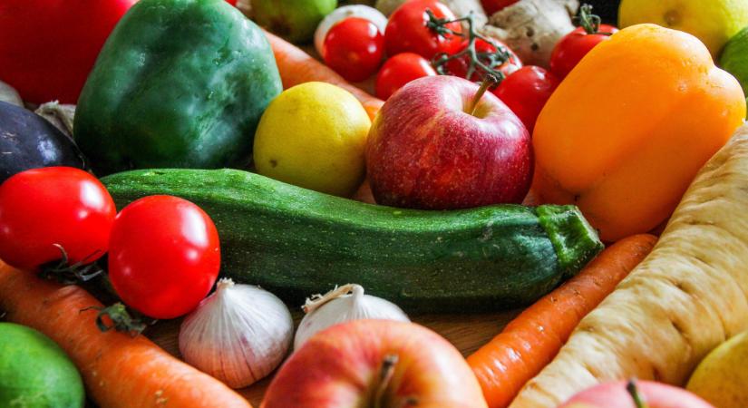 Igazi hős lett az általános iskolai tanár: 100 kg zöldséget és gyümölcsöt vehetett át jutalmul