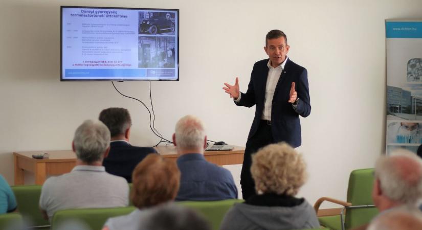 Készítményekről, tervekről és fejlesztésekről is hallhattak a vendégek a dorogi Richterben