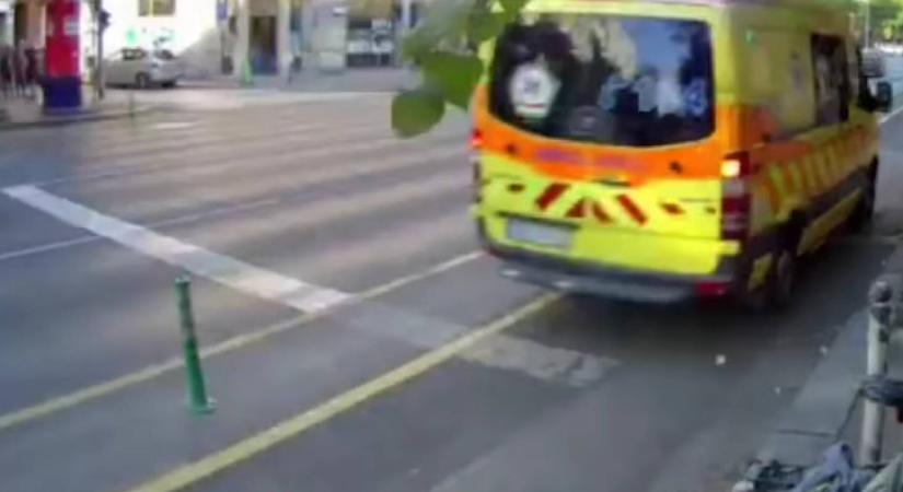 Most akkor mégis elfér a mentőautó a biciklisávban?