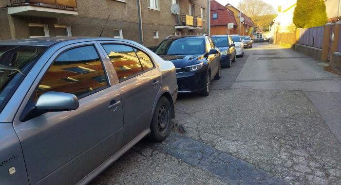Október elsejétől tilos lesz a járdán parkolni az egész országban