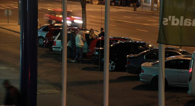 Az Auchan kifüstölte parkolóiból az illegális versenyzőket, driftelőket