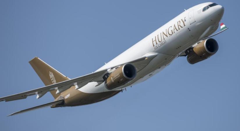 Hadházy Ákos azt állítja, hogy már augusztus 20. előtt megsérült az állami Airbus, de felsőbb utasításra engedélyezték a „propagandacélú” repülést