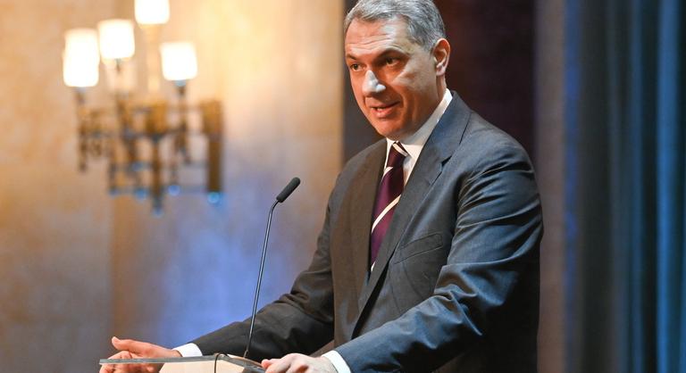 Lázár János benyújtotta javaslatát a parlamentnek