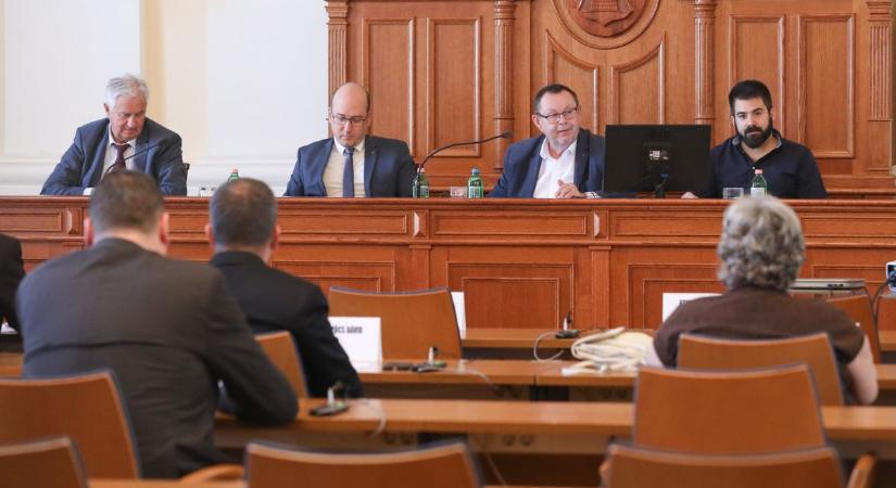 Beszámolóktól a kitüntetettekig - összeült a vármegyei közgyűlés