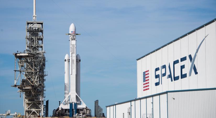 Egy több millió dolláros megállapodást kötött a SpaceX és az amerikai űrerők
