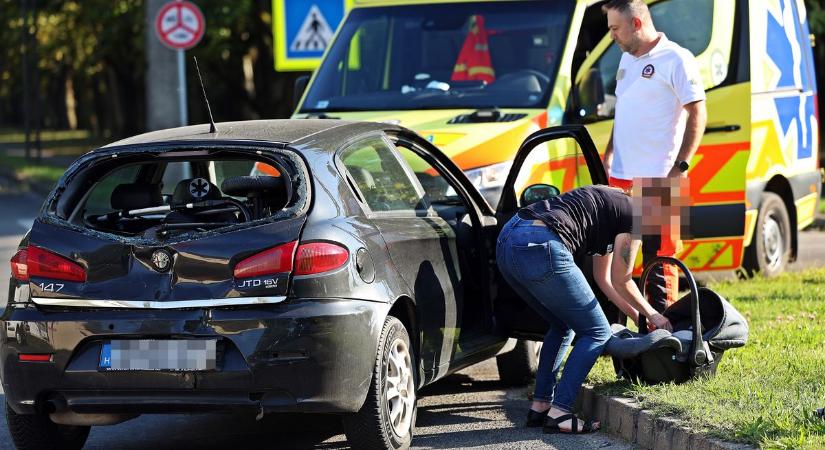 Autónak ütközött egy teherautó, egy csecsemőt kivizsgálásra kórházba szállítottak Halason – galériával