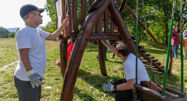 Takarítottak, parkelemeket festettek a fogyatékkal élők Csíkszeredában