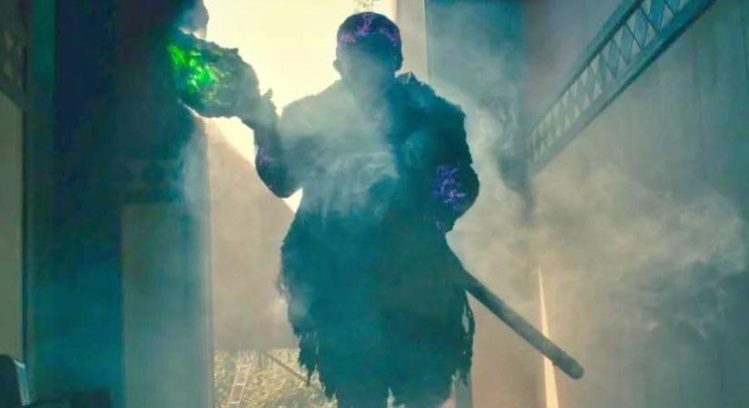 Berombolt A Toxikus Bosszúálló remake-jének első, véres előzetese, melyben cafatokra tép minden rosszfiút a brutális igazságosztó
