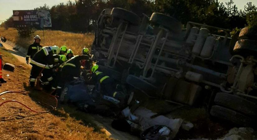 Megrázó rendőrségi fotók a 8-as úti tragédiáról: így küzdöttek a tűzoltók a sérültekért