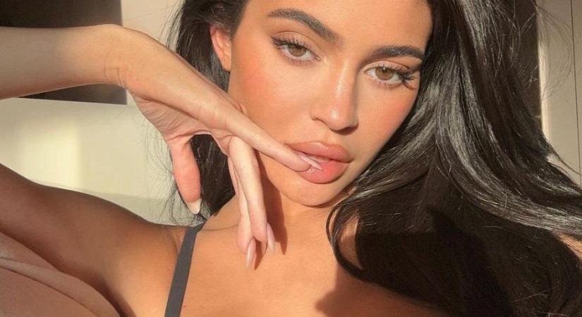 Felülről fotózta hatalmas melleit Kylie Jenner - képek