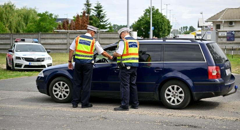 Nagyon furcsa dolgot találtak a rendőrök egy autó motorterében