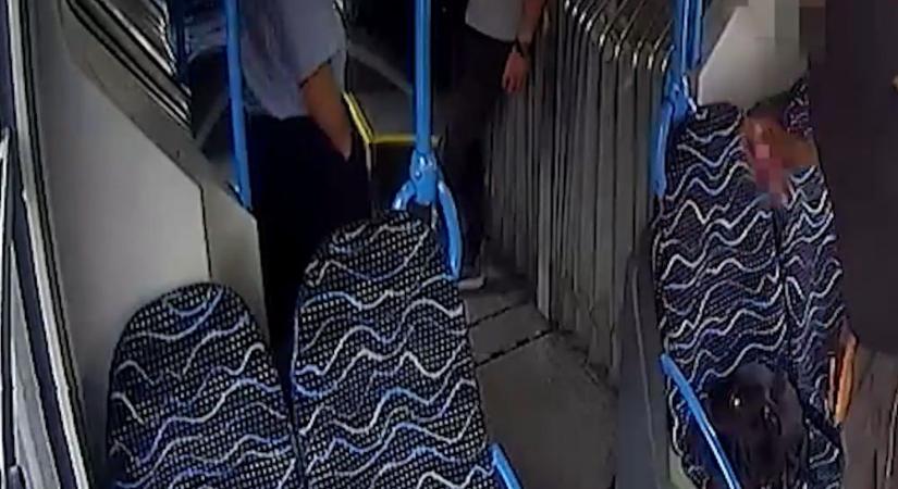 Dráma a 224-es járaton: hiába könyörgött segítségért a 17 éves lány, akit megfenyegettek a buszon