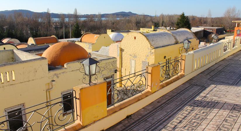 Ledózerolja a balatonfüredi önkormányzat a görög falut