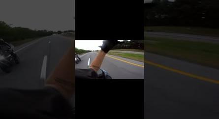 Videóra vette a motoros, ahogyan kis híján meghal