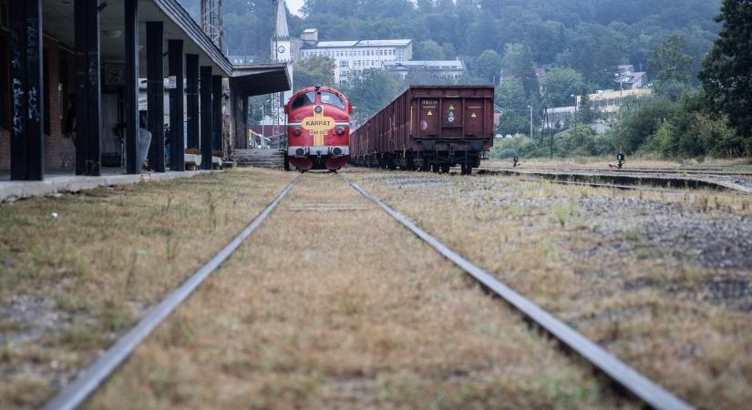 Irgalmatlanul kiszúrtak Pestről a kistelepülések lakóival: nem sokat gondolnak ott azokról, akik a vasúti bezárásokat kitalálták – riport, képek