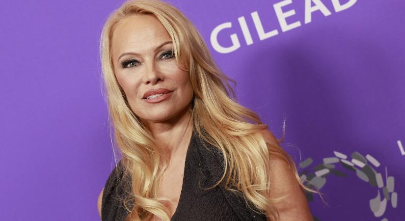 Pamela Anderson bevállalta: smink nélkül mutatkozott a párizsi divathéten
