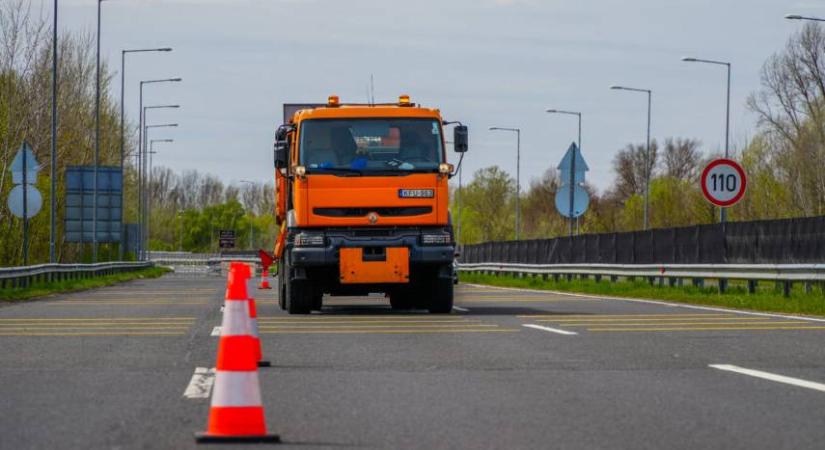 Az M1-es autópályán a külső és a leálló sávot lezárták