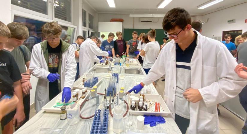 Diákok kísérleteztek a laborban a Kutatók Éjszakáján – galériával