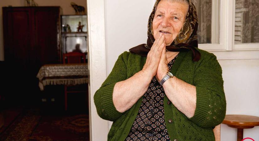„Kicsi leány voltam, ültem az öregek mellett a padon, s megtanultam mesélni” – a 87 éves Hideg Anna nénivel, Erdély utolsó adatközlőjével beszélgettünk