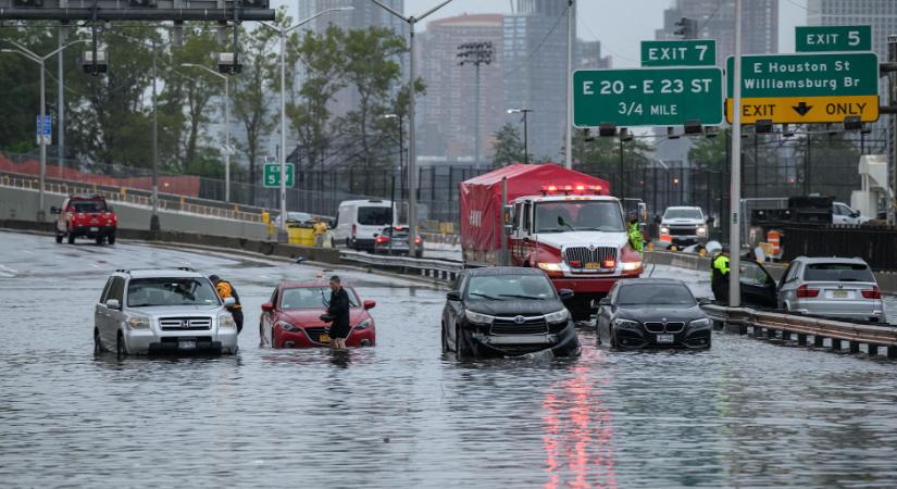 Heves esőzések miatt New York utcáit elöntötte a víz