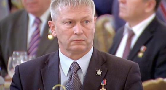 Árulónak tartják a wagneristák a Putyinnal fotózkodó volt vezérkari főnöküket
