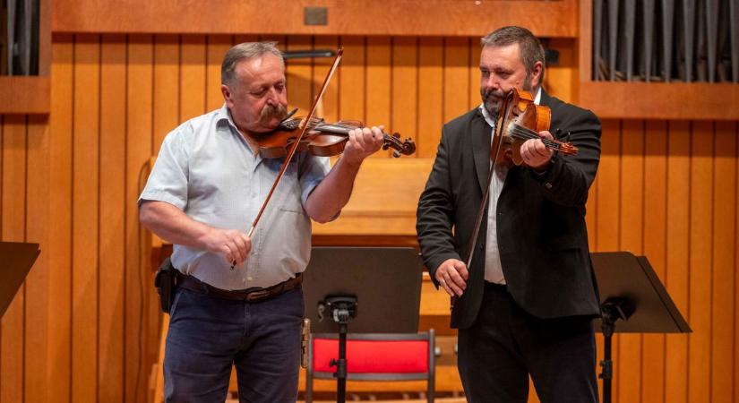 Összekovácsolta a salgótarjáni zeneiskola tanárait a világnapi koncert (fotók)