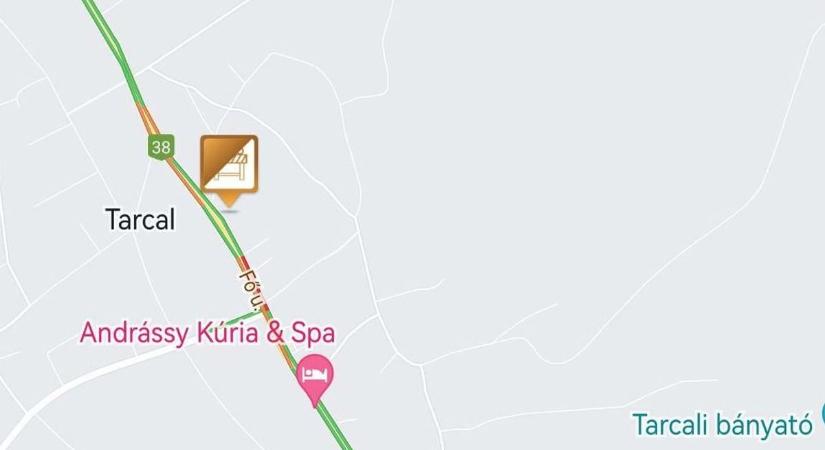 Baleset Tarcalon, a Fő utcában: motorkerékpár és személyautó ütközött