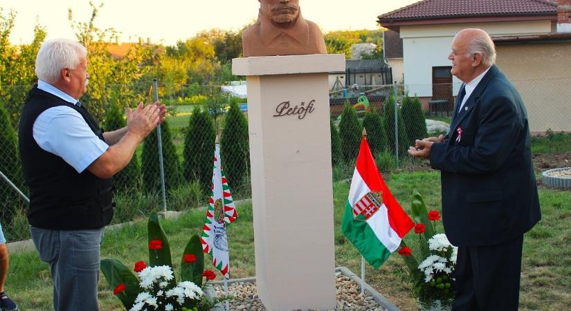 A Petőfi szobor iránytűként mutatja a helyes cselekedetek útját Ipolynyéken