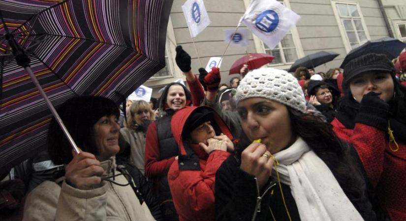 Lázadnak a cseh tanárok is, azt állítják, átverte őket a kormány