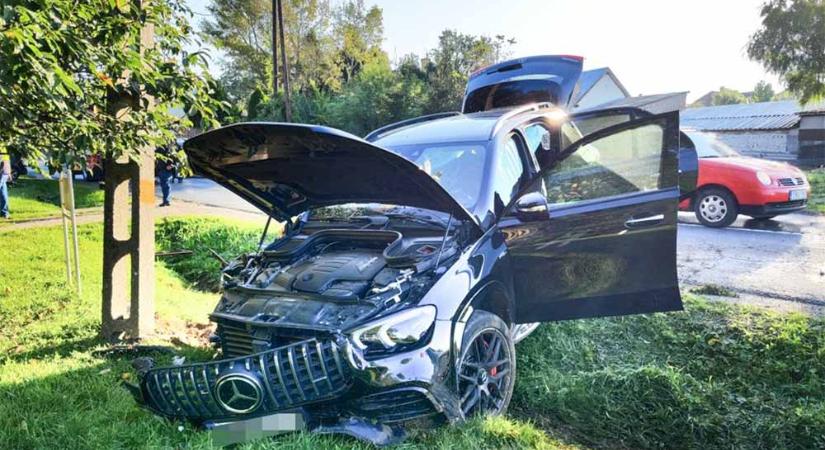 Friss jogsival vezette a luxusautót, amivel villanyoszlopnak csapódott egy fiatal Salköveskúton
