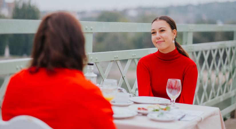 Határon átívelő reggelivel ünnepelték a Mária Valéria híd újjáépítését