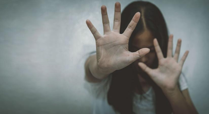 Az utcán rúgta fejbe a barátnőjét Baktakéken, eltört az orra