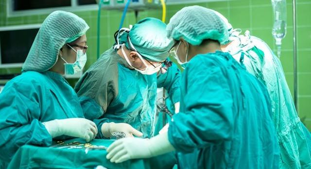 Egy ausztrál nő lett az első ember, aki túlélt egy eddig halálos húsevő fertőzést