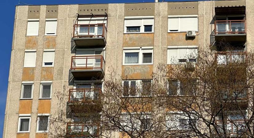Három éve hiába üldözik a magabiztos csalót: saját nevével mások lakásait adja ki, nem fél semmitől