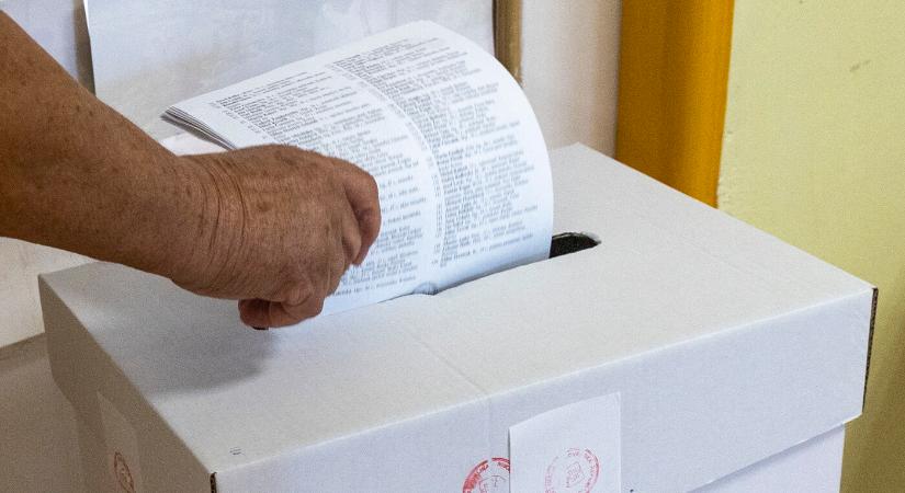 Agresszív férfi tombolt a választóhelyiségben, kárt tett az urnában