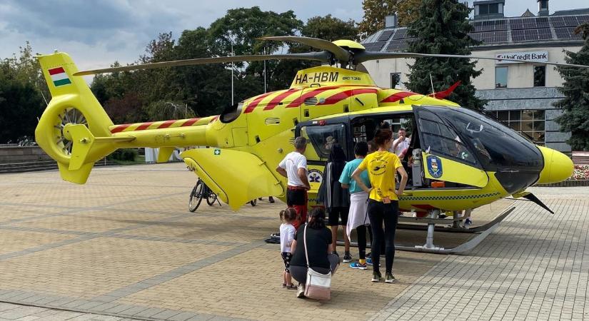 Mentőhelikopter landolt szombaton a miskolci Szent István téren  fotókkal