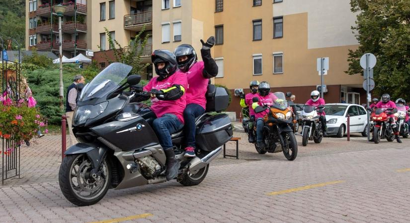 Nemes céllal szálltak vasparipáikra a rózsaszín pólós motorosok Salgótarjánban (fotók, videó)