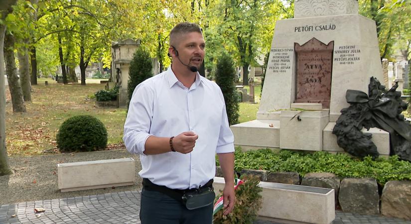 A magyar irodalom nagy alakjait idézték meg a Fiumei úti sírkertben