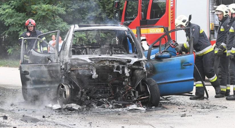 Porig égett egy személyautó a szolnoki lakótelepen – galériával